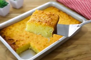 Bolo cremoso de mandioca com leite condensado