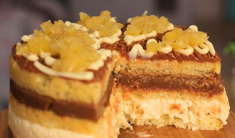 Bolo de abacaxi com coco e doce de leite
