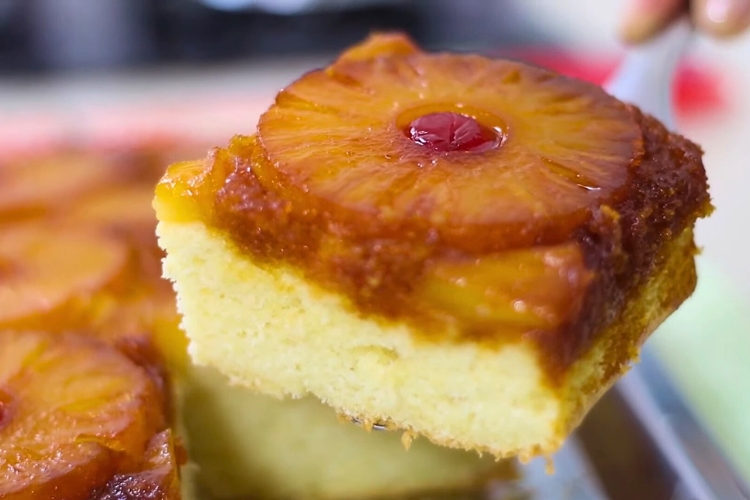 Bolo de abacaxi invertido caramelizado