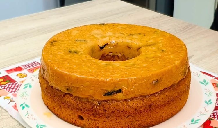Bolo de ameixa com leite condensado