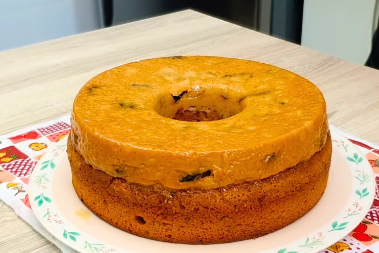 Bolo de ameixa com leite condensado