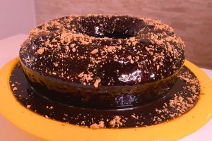Bolo de chocolate com paçoca