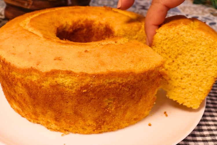 Bolo de fubá amanteigado