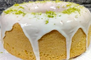 Bolo de limão com suco Tang