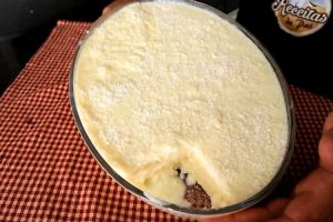 Bolo de tapioca gelado na travessa