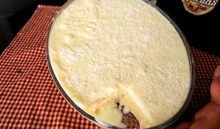 Bolo de tapioca gelado na travessa