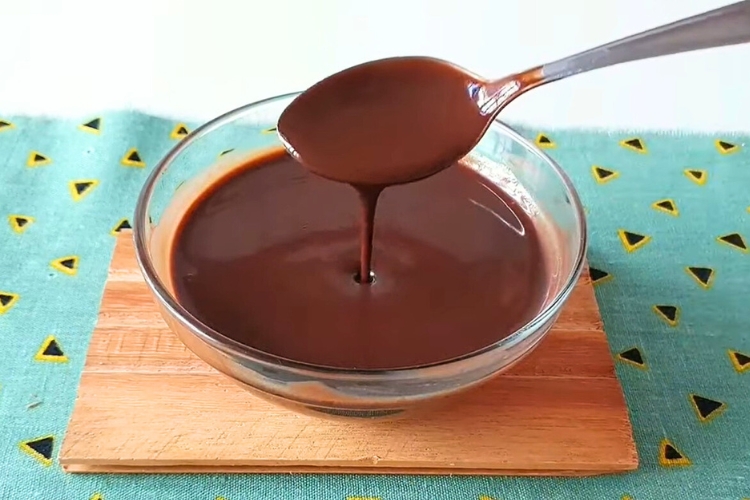 Calda de chocolate no micro-ondas