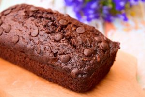 Como colocar gotas de chocolate no bolo para não afundar