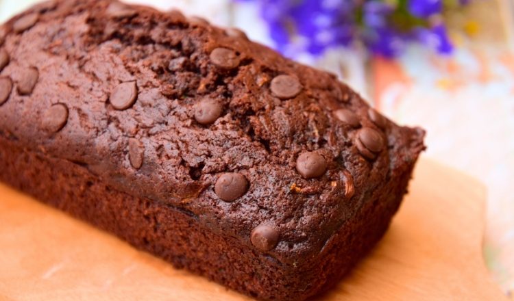 Como colocar gotas de chocolate no bolo para não afundar