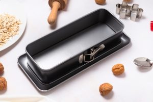 Forma de bolo antiaderente precisa untar