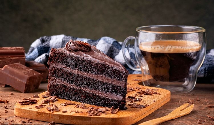Por que colocar café no bolo de chocolate