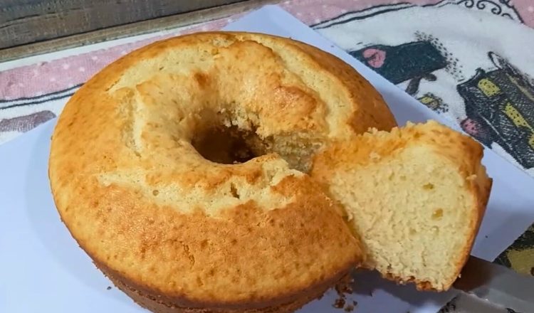 Bolo amanteigado com creme de leite