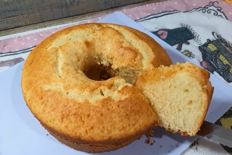 Bolo amanteigado com creme de leite