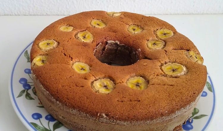 Bolo com farinha de arroz e banana