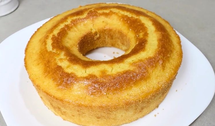 Bolo com farinha de arroz e leite de coco