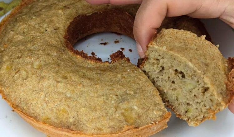 Bolo de banana com aveia com 3 ingredientes