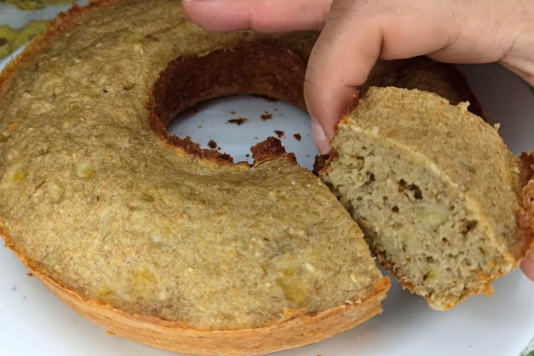 Bolo de banana com aveia com 3 ingredientes