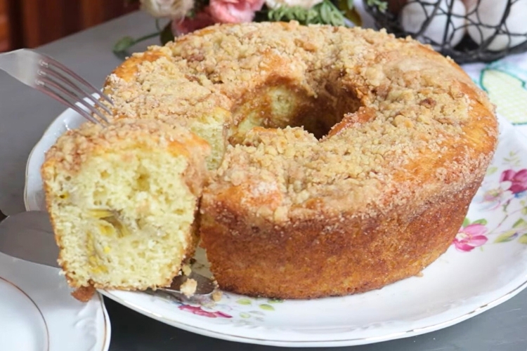 Bolo de banana com pedaços de banana