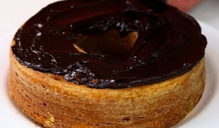 Bolo de cenoura com farinha de arroz no liquidificador