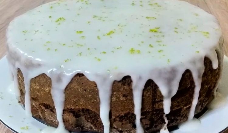 Bolo de chocolate com cobertura de limão
