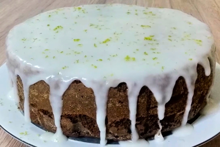 Bolo de chocolate com cobertura de limão