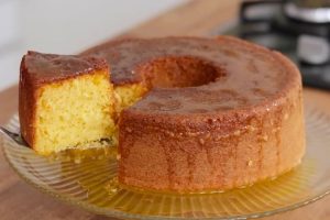 Bolo de laranja de liquidificador fofinho com calda