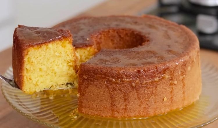 Bolo de laranja de liquidificador fofinho com calda