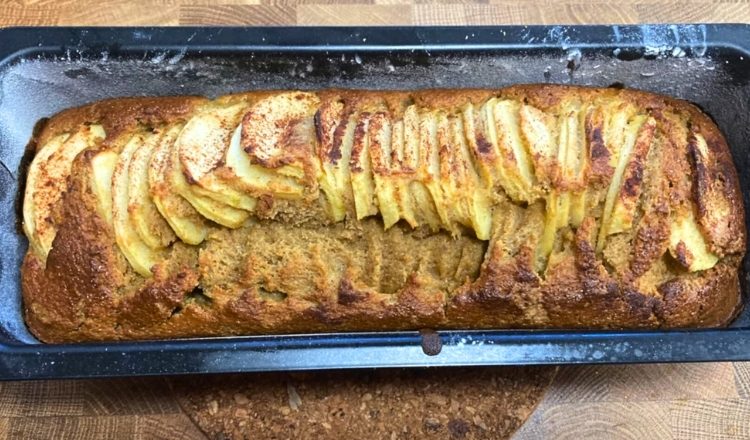 Bolo de maçã com farinha de arroz