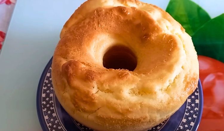 Bolo de maizena com creme de leite