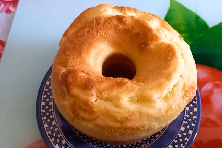 Bolo de maizena com creme de leite