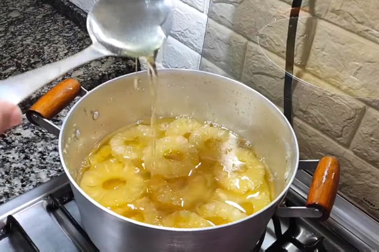 Calda de abacaxi para bolo