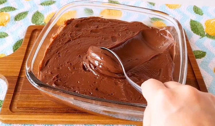 Cobertura de chocolate para bolo de aniversário simples