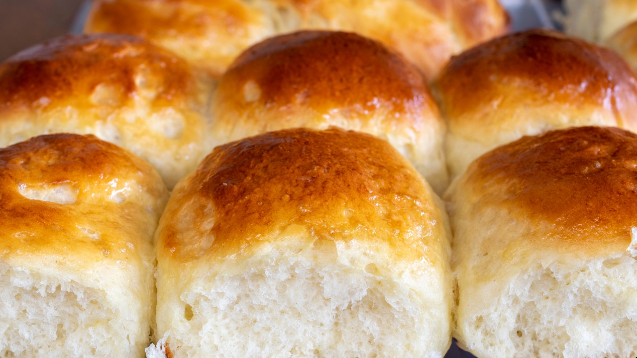 o que passar em cima do pão para ficar dourado e bonito