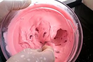 Recheio de mousse de morango para bolo