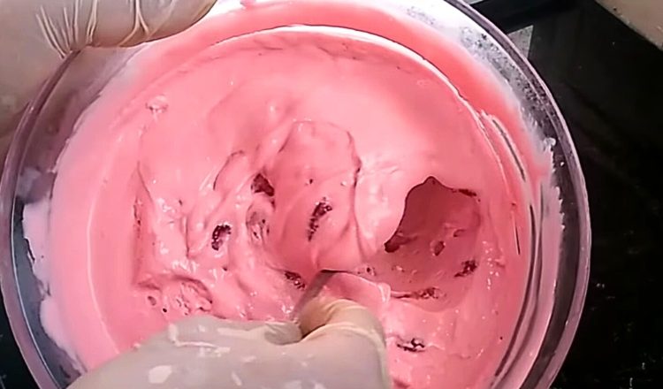 Recheio de mousse de morango para bolo