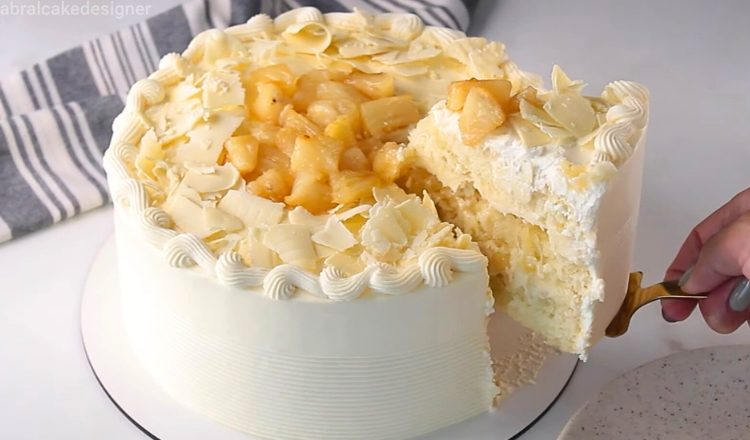 Bolo com recheio de abacaxi e creme branco
