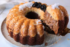 Bolo de ameixa com coco