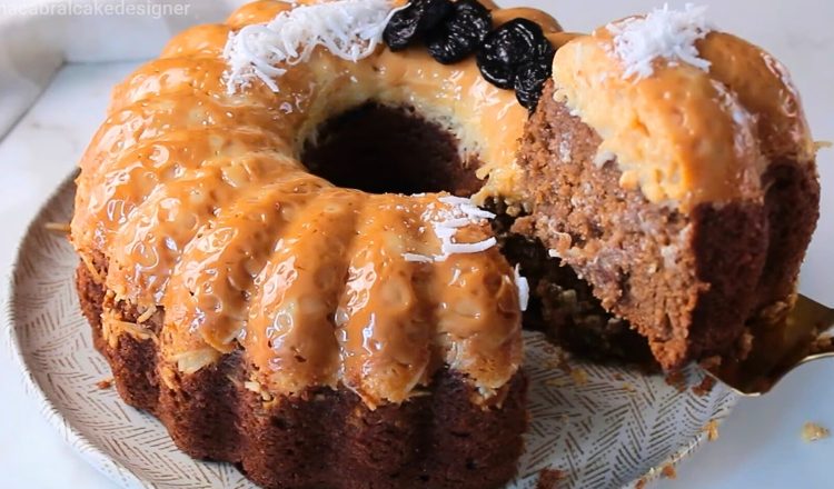 Bolo de ameixa com coco