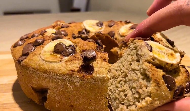 Bolo de banana com aveia e gotas de chocolate