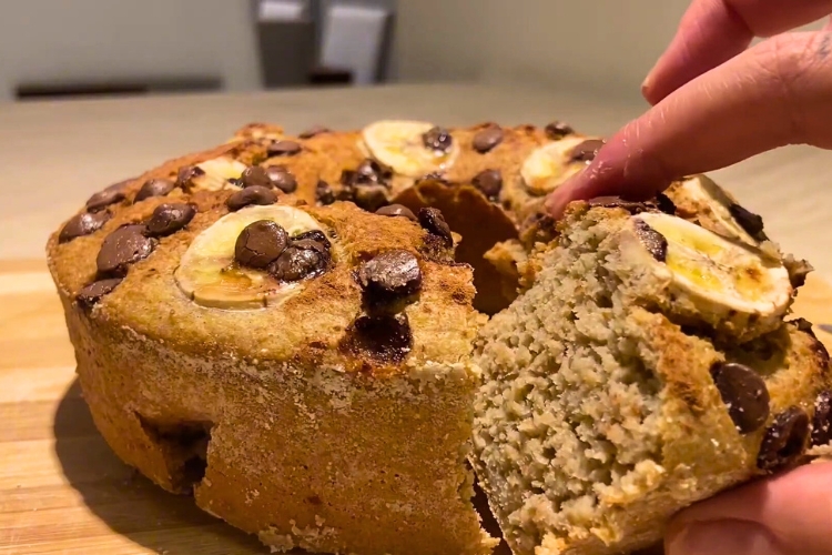 Bolo de banana com aveia e gotas de chocolate