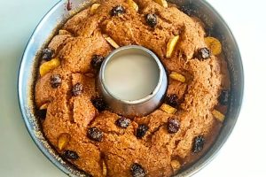 Bolo de banana com uva passa com farinha de trigo