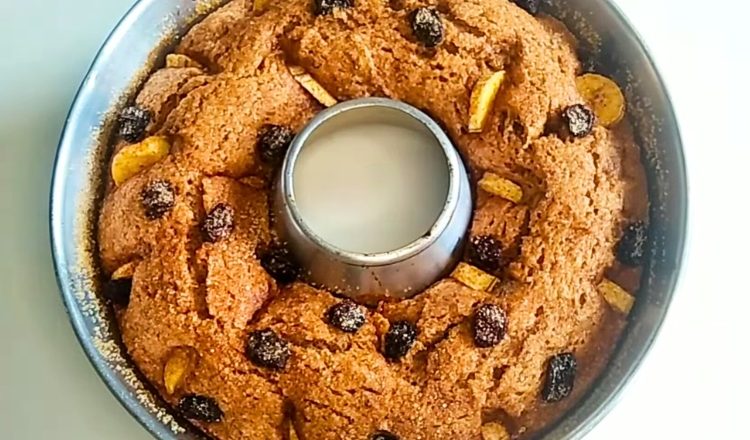 Bolo de banana com uva passa com farinha de trigo