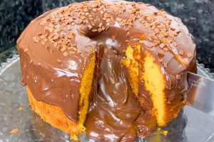 Bolo de cenoura com brigadeiro em cima
