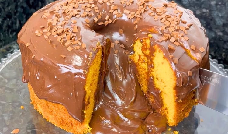 Bolo de cenoura com brigadeiro em cima