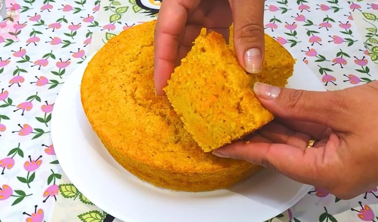 Bolo de cenoura com cenoura ralada
