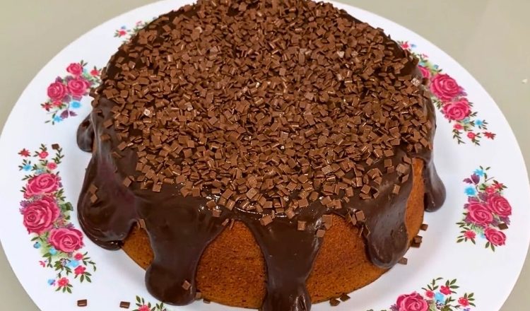 Bolo de cenoura com clara em neve