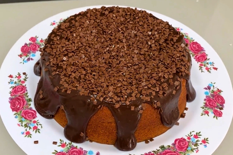 Bolo de cenoura com clara em neve