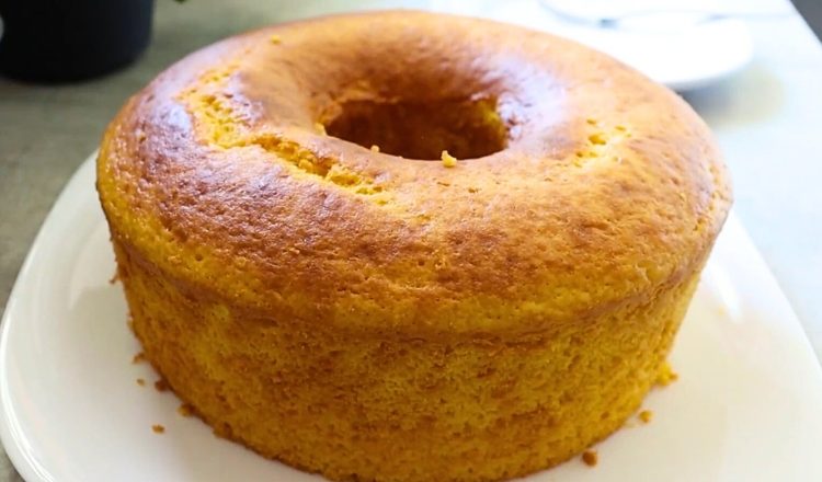 Bolo de cenoura com creme de leite