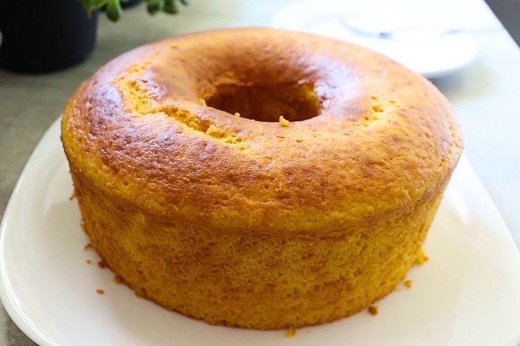 Bolo de cenoura com creme de leite