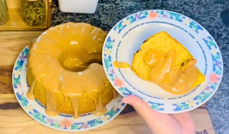 Bolo de cenoura com doce de leite